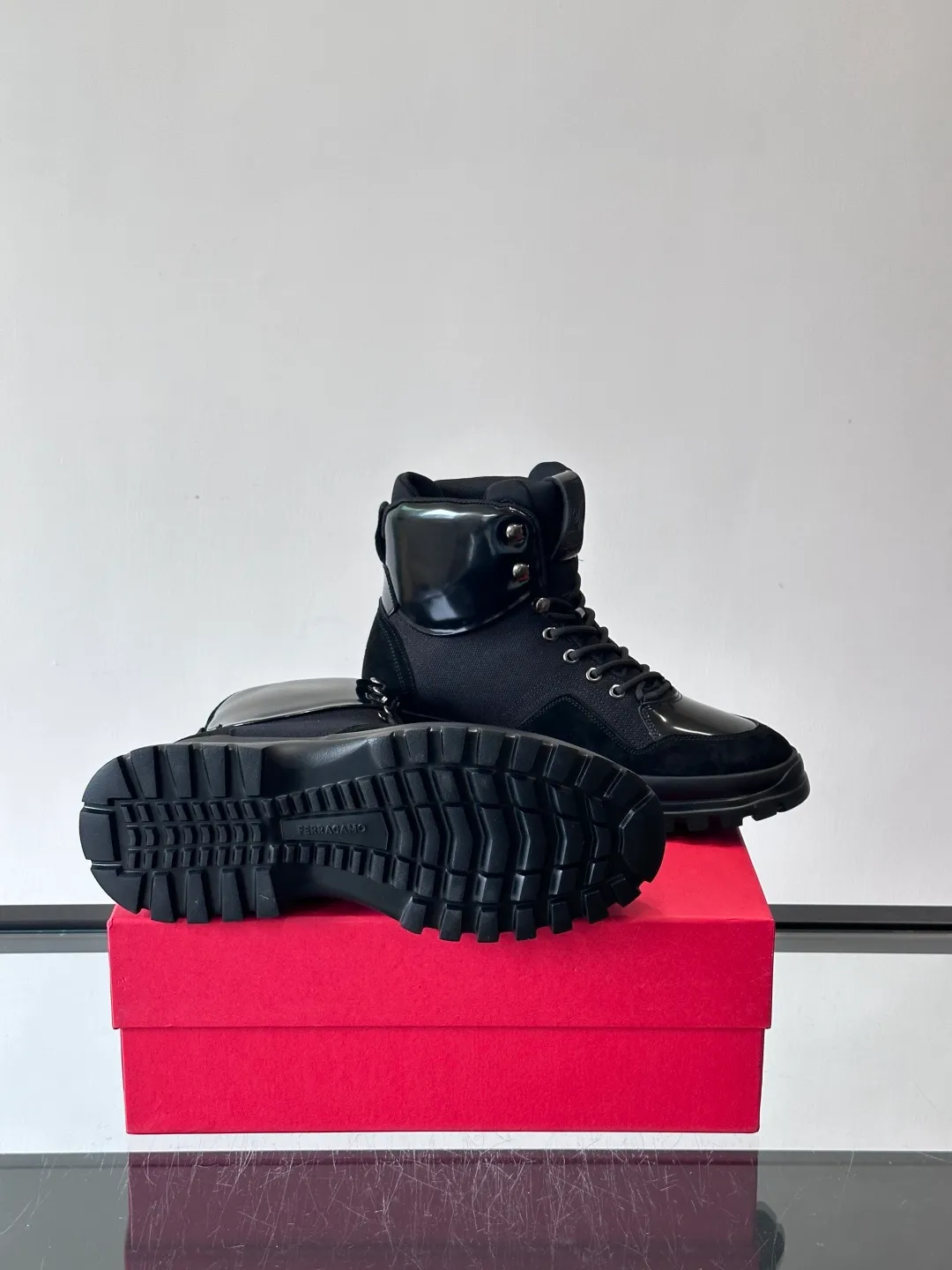 Men's shoes 💰960 Ferragamo's thick-soled lace-up short boots are made of suede + fabric splicing. They have a delicate texture and are breathable. The black rubber thick soles are wear-resistant and have strong traction. They can be worn every day outdoors! The shoelaces are super vibrant and the metal fastener details are perfect. The boot shaft is adjustable, comfortable and stable to wear. It goes well with workwear style or casual style in autumn and winter. It is warm and fashionable. It is suitable for outdoor activities or daily commuting! size: 39-44 (customized at 38.45.46)